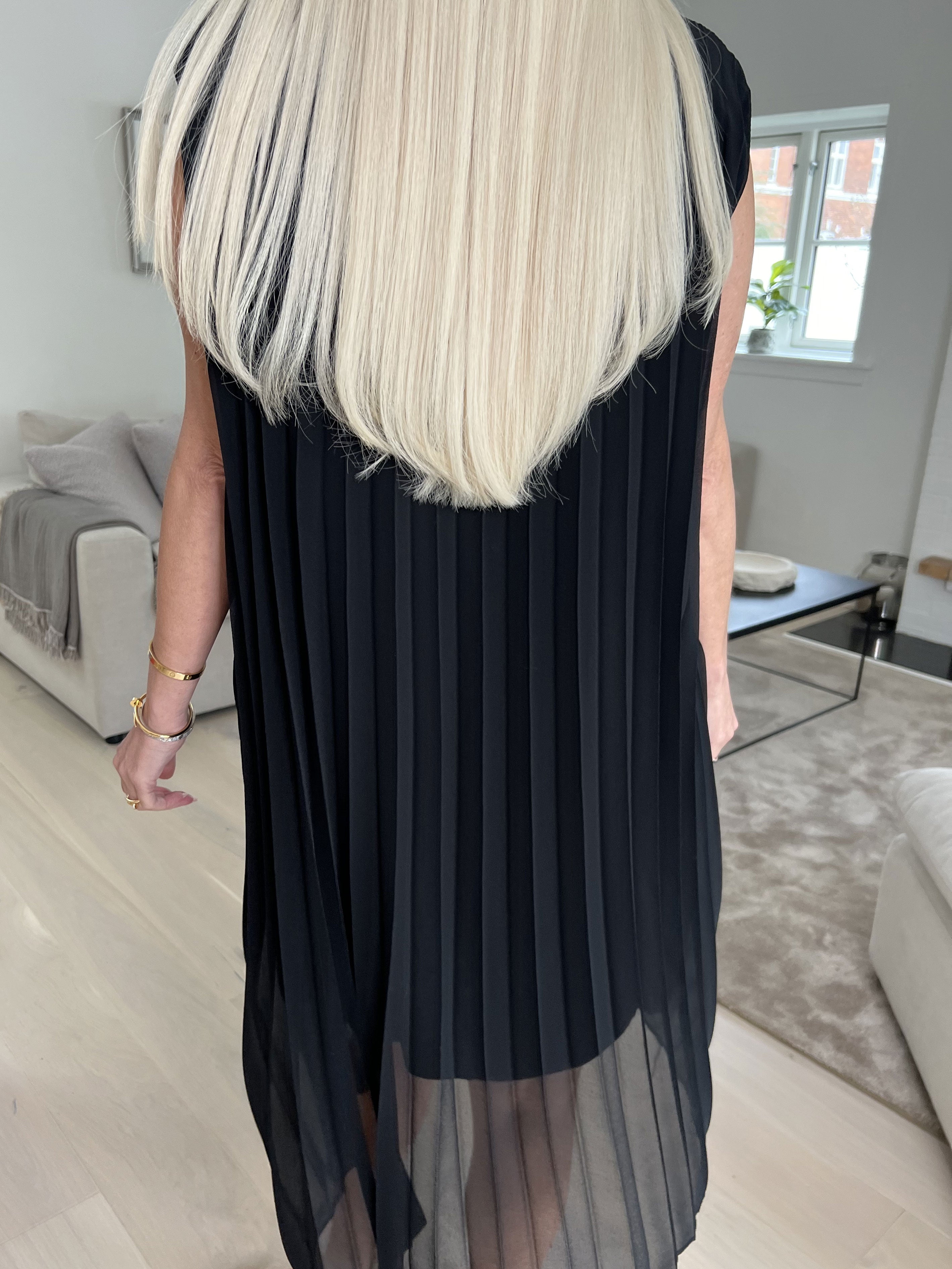 Saline - Sød kjole i plisseret chiffon uden ærmer